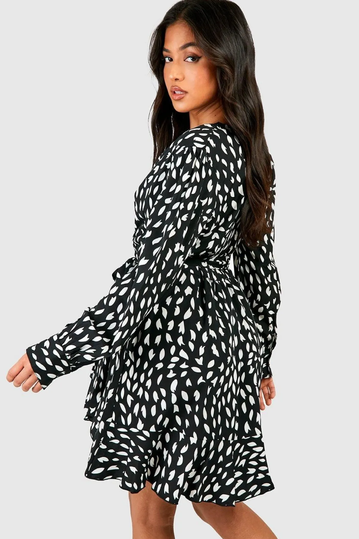 boohoo Petite robe portefeuille tissée à imprimé smudge et volant<Femme Robes À Manches Longues|Robes