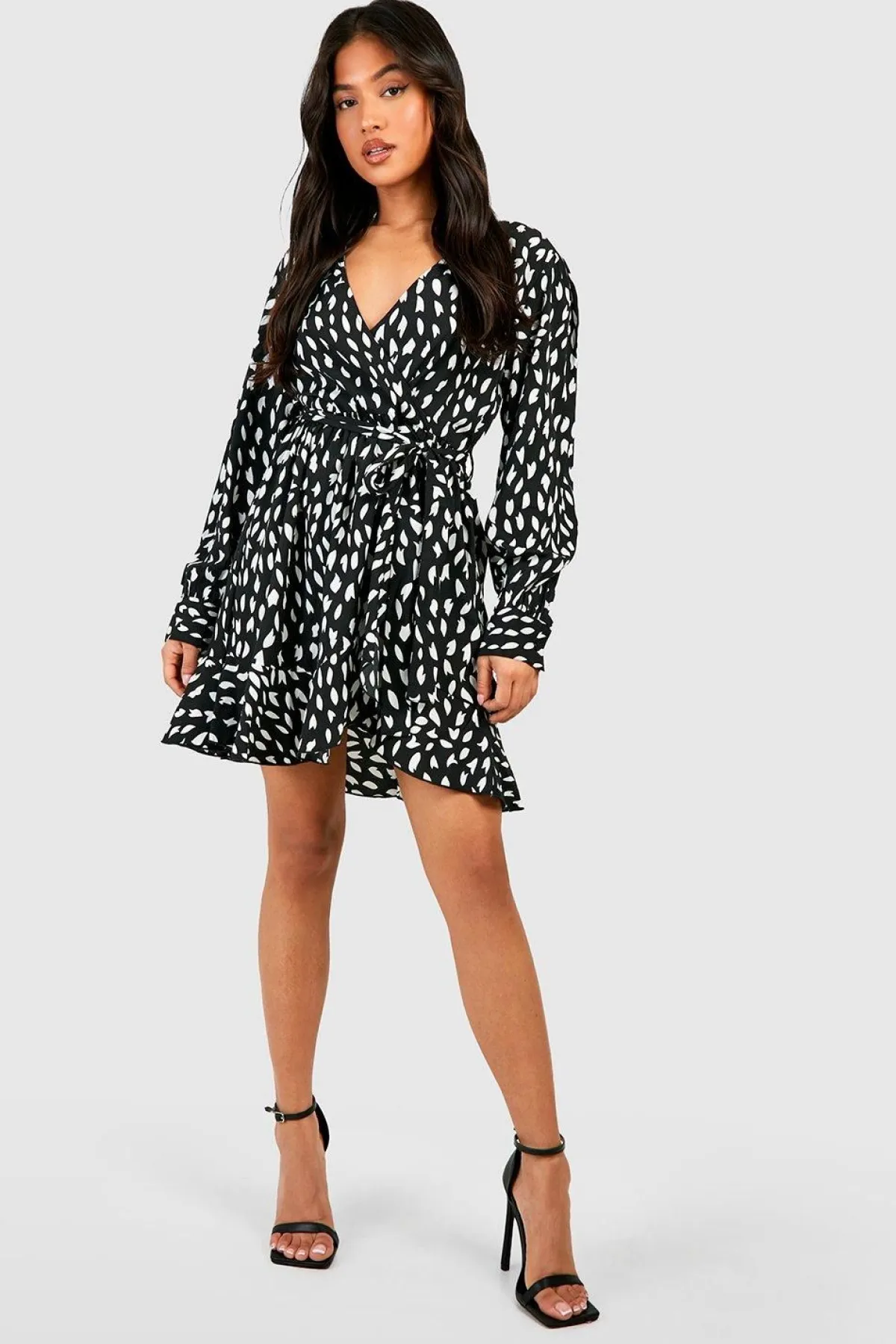 boohoo Petite robe portefeuille tissée à imprimé smudge et volant<Femme Robes À Manches Longues|Robes
