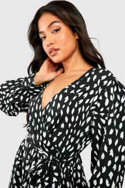 boohoo Petite robe portefeuille tissée à imprimé smudge et volant<Femme Robes À Manches Longues|Robes