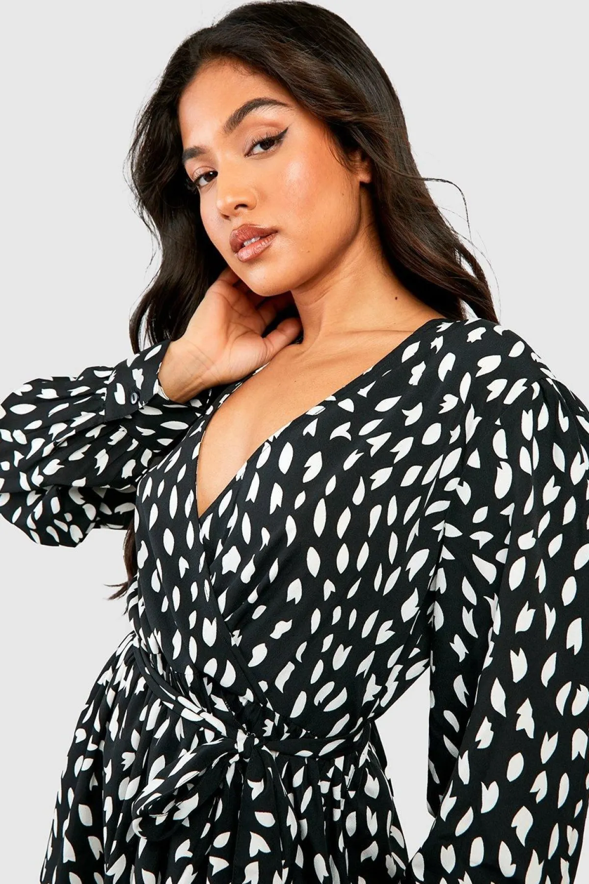boohoo Petite robe portefeuille tissée à imprimé smudge et volant<Femme Robes À Manches Longues|Robes