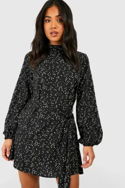 boohoo Petite Robe Skater à Imprimé Pois Ditsy et Ceinture<Femme Robes Patineuses|Robes À Manches Longues
