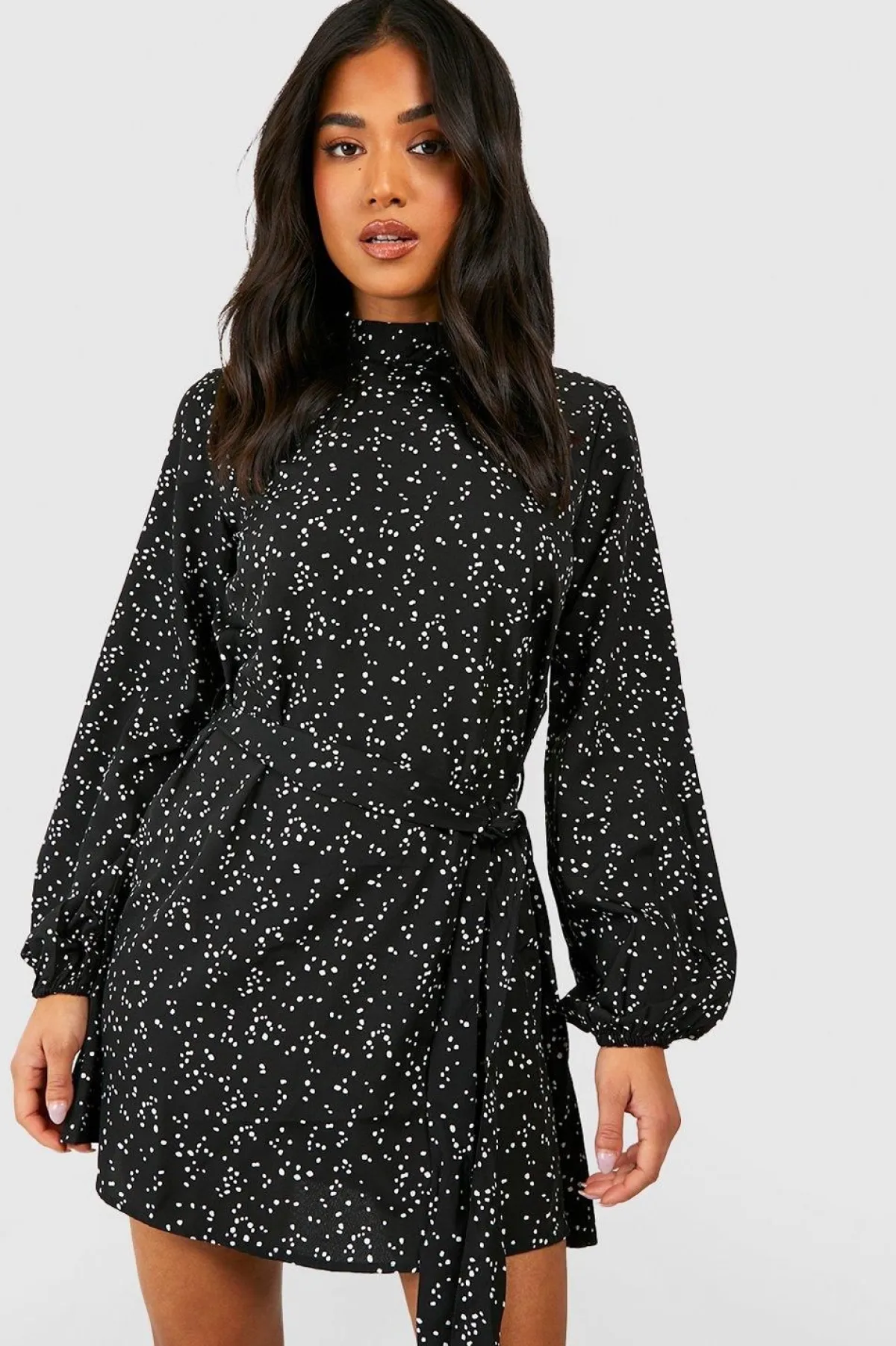 boohoo Petite Robe Skater à Imprimé Pois Ditsy et Ceinture<Femme Robes Patineuses|Robes À Manches Longues