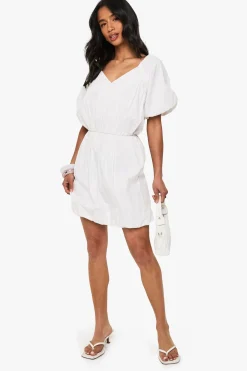 boohoo Petite robe skater mini à décolleté en V et manches bouffantes extrêmes<Femme Robes Courtes|Robes