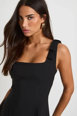 boohoo Petite robe évasée à épaules nouées et encolure carrée<Femme Robes|Robes Noires
