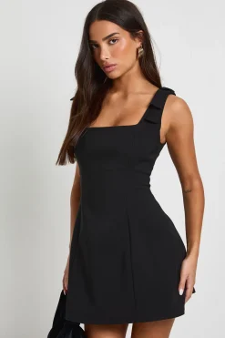 boohoo Petite robe évasée à épaules nouées et encolure carrée<Femme Robes|Robes Noires