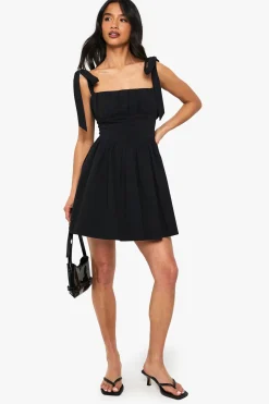 Petite robe évasée style laitière à nouer aux épaules