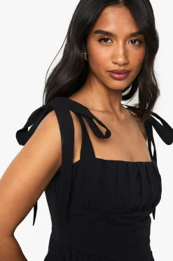 Petite robe évasée style laitière à nouer aux épaules
