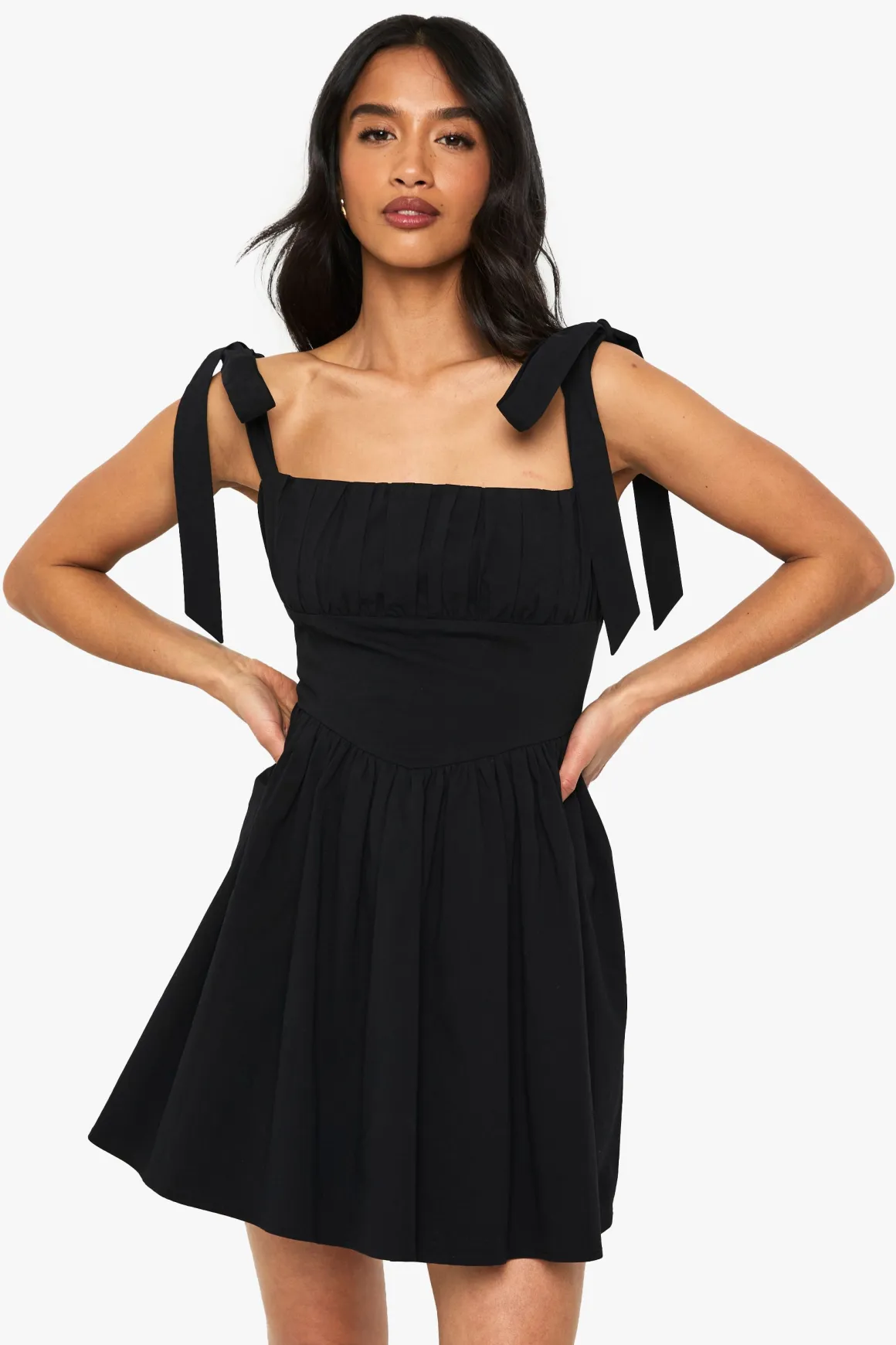 Petite robe évasée style laitière à nouer aux épaules