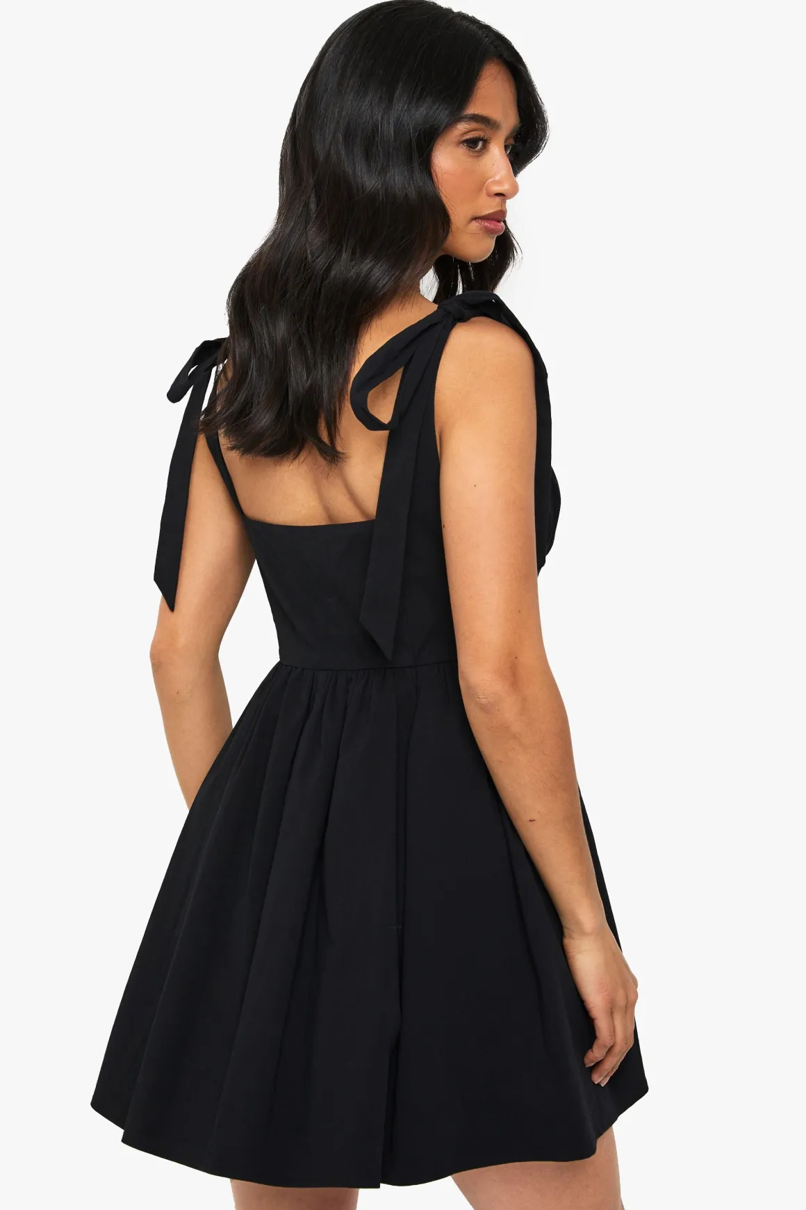 Petite robe évasée style laitière à nouer aux épaules