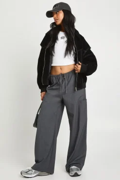 Petite veste bomber en suédé synthétique à surpiqûres contrastées