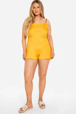 Playsuit grande taille à bretelles avec détails de perles tissées