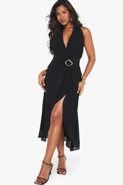 Plongez dans l’élégance avec notre robe midaxi en chiffon à détails soignés