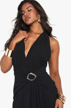 Plongez dans l’élégance avec notre robe midaxi en chiffon à détails soignés