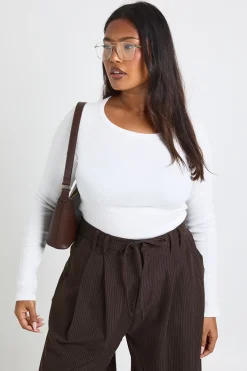 boohoo Plus Basic haut ajusté à manches longues en maille côtelée, à encolure échancrée et coupe longiligne<Femme Basiques|Tops