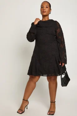 boohoo Plus Burnout robe patineuse à encolure drapée et volants sur le devant<Femme Robes Patineuses|Robes À Manches Longues