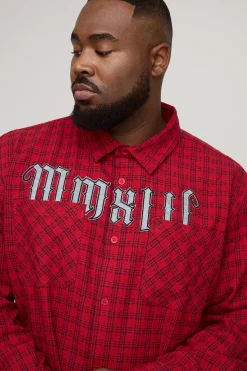 Plus, chemise à manches longues surdimensionnée de style boxy, micro-carreaux MMXIII, avec appliqué et double poche
