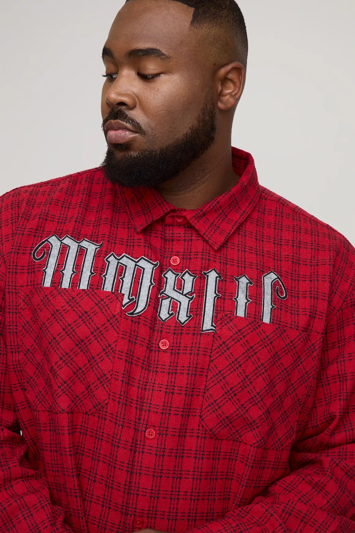 Plus, chemise à manches longues surdimensionnée de style boxy, micro-carreaux MMXIII, avec appliqué et double poche