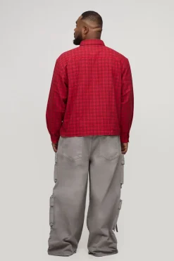 Plus, chemise à manches longues surdimensionnée de style boxy, micro-carreaux MMXIII, avec appliqué et double poche