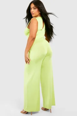Plus Combinaison grande taille en tissu fluide avec décolleté plongeant et jambes larges