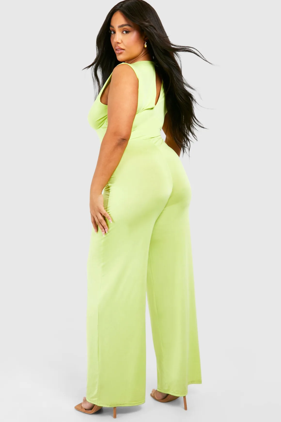Plus Combinaison grande taille en tissu fluide avec décolleté plongeant et jambes larges
