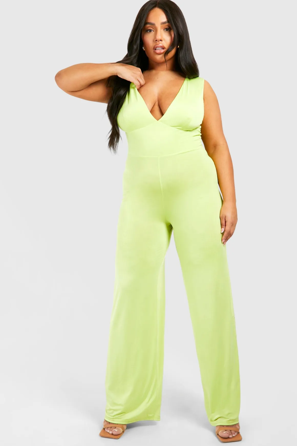 Plus Combinaison grande taille en tissu fluide avec décolleté plongeant et jambes larges