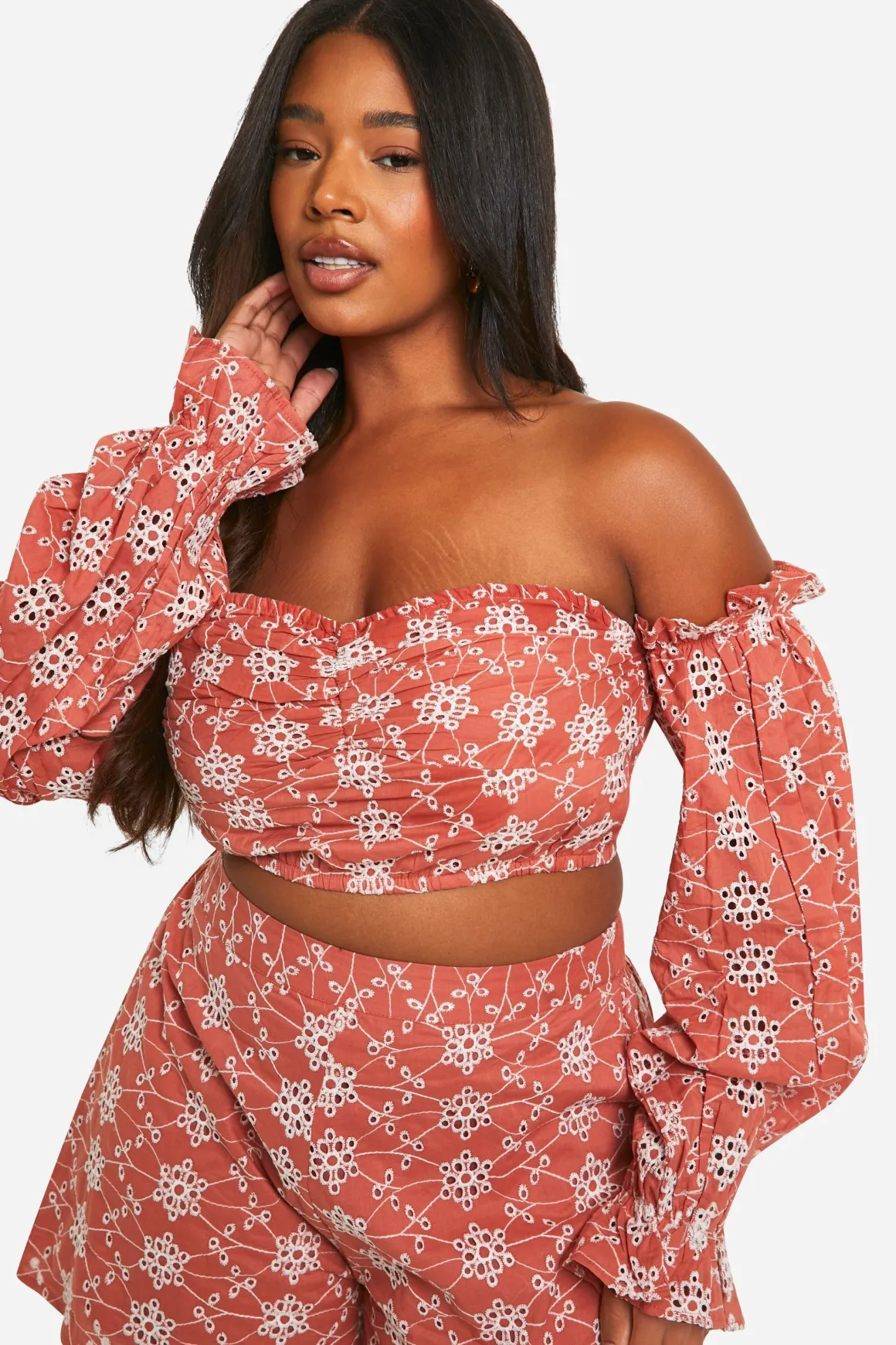 Plus Crop Top en Broderie à Épaules Dénudées