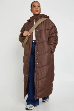 boohoo Plus doudoune maxi à capuche avec détails matelassés<Femme Looks Chocolat|Doudounes