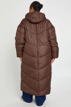boohoo Plus doudoune maxi à capuche avec détails matelassés<Femme Looks Chocolat|Doudounes