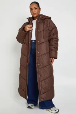 boohoo Plus doudoune maxi à capuche avec détails matelassés<Femme Looks Chocolat|Doudounes