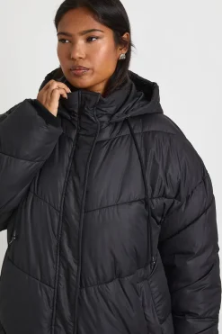 boohoo Plus doudoune maxi à capuche avec détails matelassés<Femme Doudounes|Vestes & Manteaux