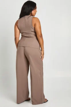 Plus gilet à détails asymétriques à garniture dorée et pantalon tailleur à jambes larges