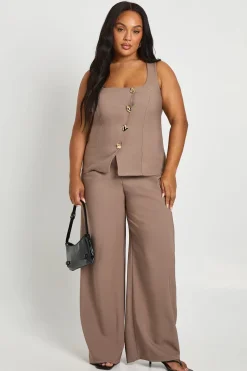 Plus gilet à détails asymétriques à garniture dorée et pantalon tailleur à jambes larges