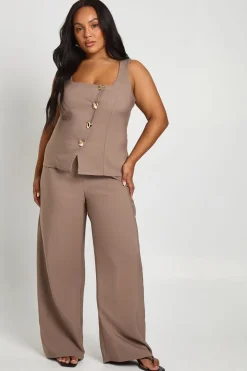 Plus gilet à détails asymétriques à garniture dorée et pantalon tailleur à jambes larges