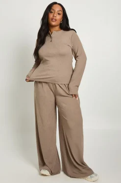 Plus Haut Henley côtelé à manches longues boutonné et pantalon coordonné à jambes droites