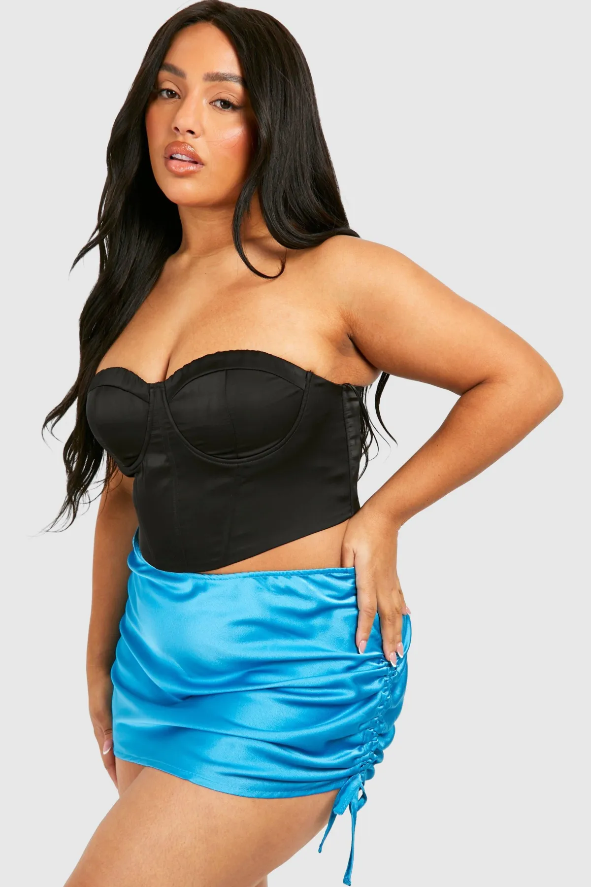 boohoo Plus Jupe Mini Grande Taille à Détails Satinés et Froncés Latéraux<Femme Jupes|Jupes