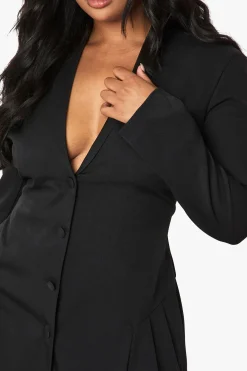 boohoo Plus robe blazer patineuse plissée sur mesure<Femme Tailleurs|Robes À Manches Longues