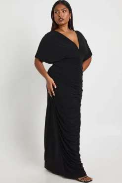 boohoo Plus robe maxi à double couche froncée, décolleté plongeant et manches chauve-souris<Femme Robes|Robes Longues