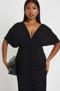 boohoo Plus robe maxi à double couche froncée, décolleté plongeant et manches chauve-souris<Femme Robes|Robes Longues