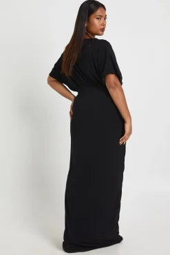 boohoo Plus robe maxi à double couche froncée, décolleté plongeant et manches chauve-souris<Femme Robes|Robes Longues