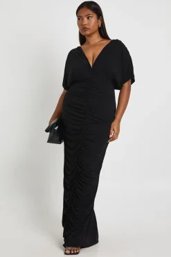 boohoo Plus robe maxi à double couche froncée, décolleté plongeant et manches chauve-souris<Femme Robes|Robes Longues
