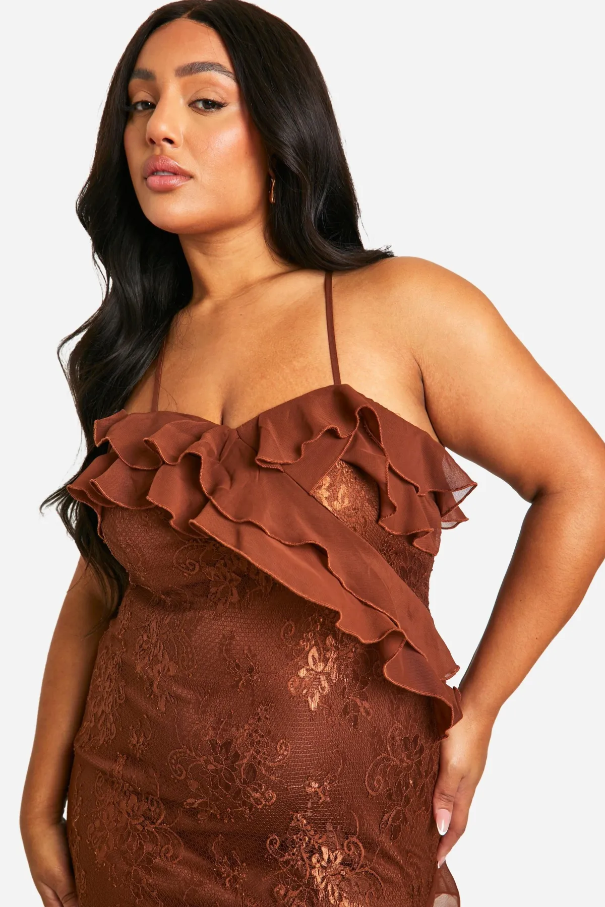 boohoo Plus Robe Midaxi Asymétrique en Dentelle à Volants<Femme Looks Chocolat|Satin Et Dentelle