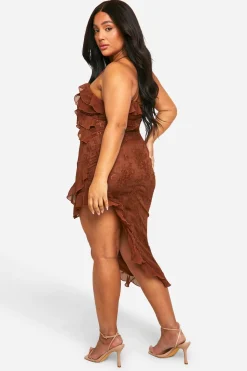 boohoo Plus Robe Midaxi Asymétrique en Dentelle à Volants<Femme Looks Chocolat|Satin Et Dentelle