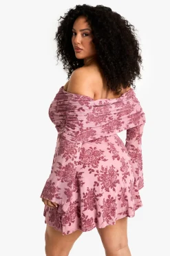boohoo PLUS ROBE MINI DEVORE BARDOT À MANCHES ÉVASÉES<Femme Robes Patineuses|Robes À Manches Longues