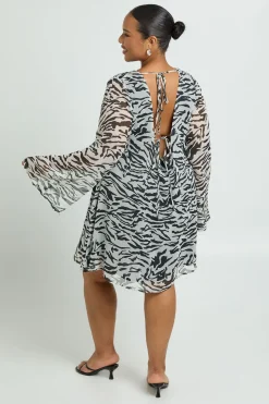Plus robe mini en chiffon imprimé zébré avec manches évasées