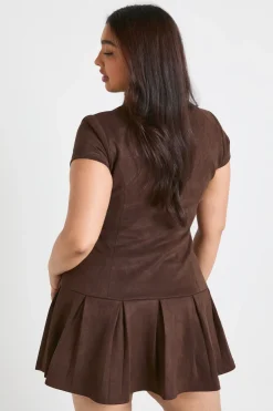 Plus robe mini plissée à manches courtes en synthétique
