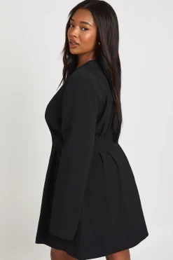 Plus robe mini structurée en satin et dentelle à col haut