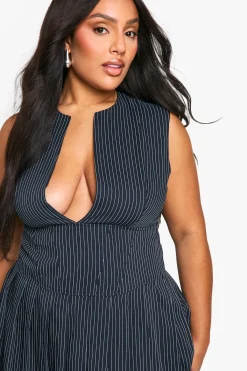 boohoo Plus Robe plissée à rayures tissées et décolleté plongeant pour grandes tailles<Femme Robes Patineuses|Robes