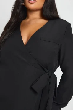 Plus robe portefeuille ajustée à nouer sur le côté