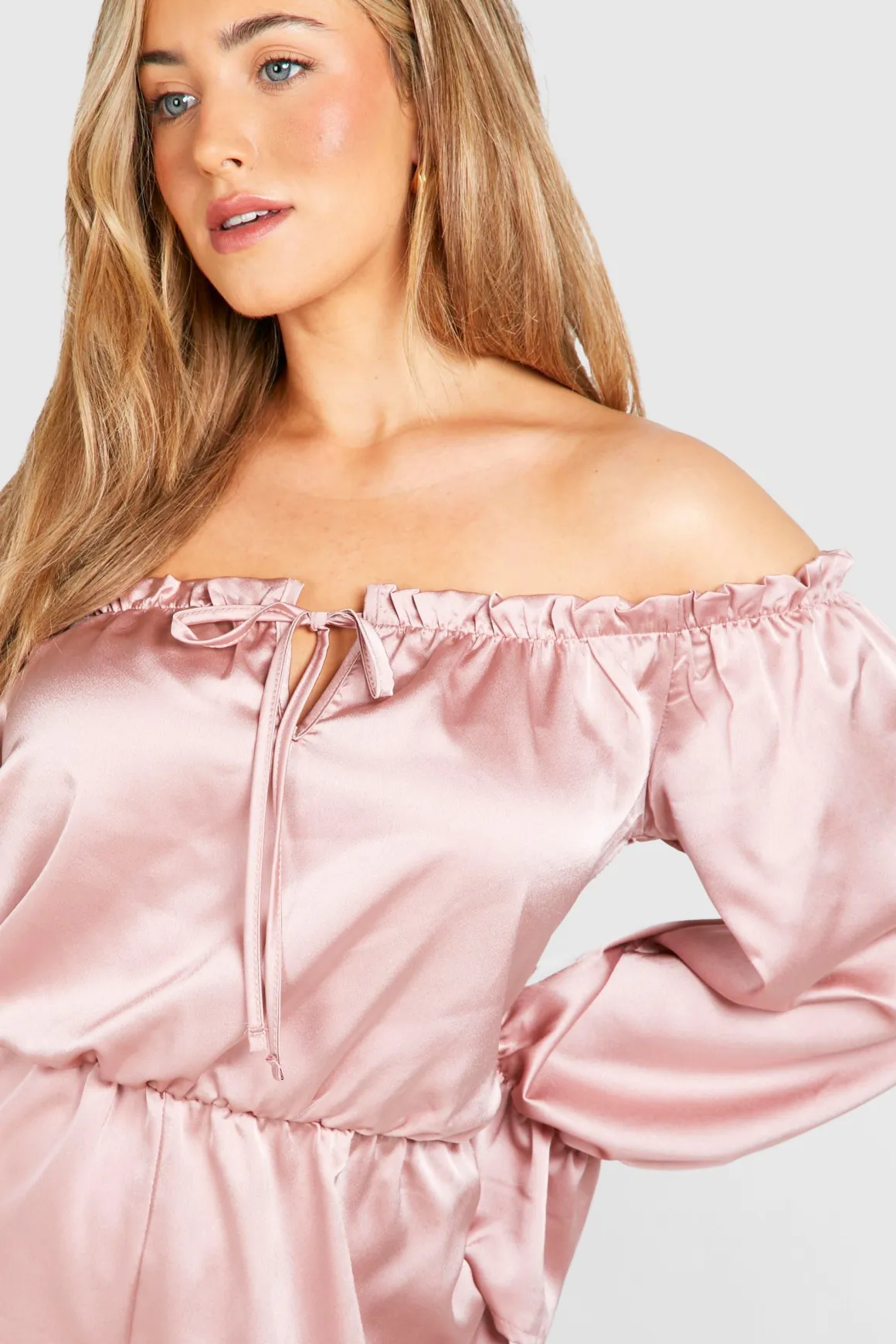 Plus Satin Bardot Playsuit avec détails à volants