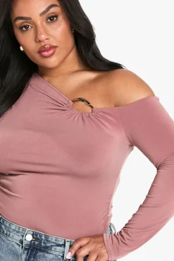 plus top asymétrique à détails ruchés